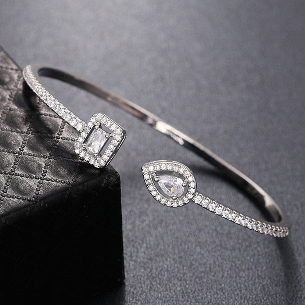 Bracelet ouvert incrusté de Zircon