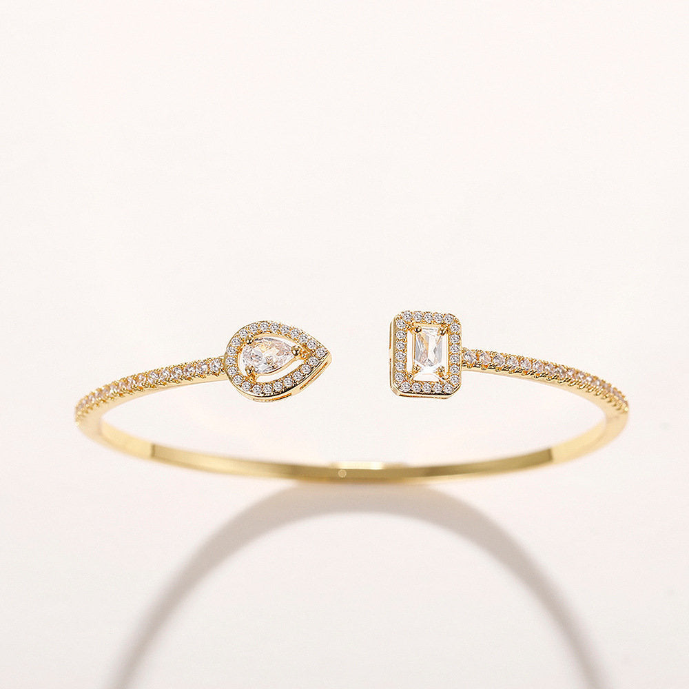 Bracelet ouvert incrusté de Zircon