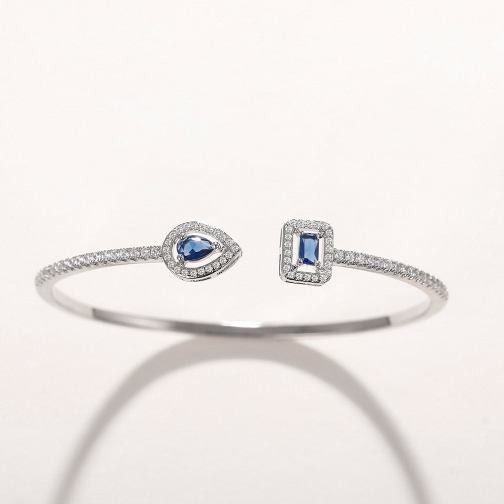 Bracelet ouvert incrusté de Zircon